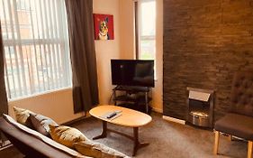 Charming Spacious Apartment, Kidderminster